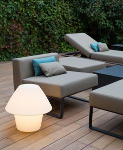 Sobremesa exterior VERSUS-E blanca ambiente