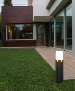Baliza 63 cm TRAM gris oscura ambiente
