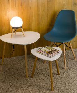 Lámpara de mesa original gris y madera MINE ambiente