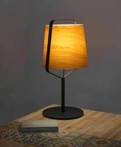 Lámpara sobremesa madera y negro STOOD ambiente