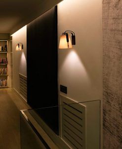 Lámpara aplique madera y negro STOOD ambiente