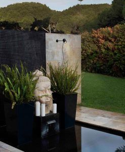 Aplique con estaca incluida negro FLOW ambiente