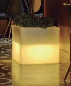 Macetero cuadrado con luz 45 cm altura NARCISO ambiente