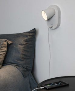 Aplique dormitorio blanco con USB CORB ambiente