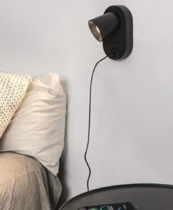 Lámpara aplique para dormitorio negro con USB CORB ambiente