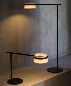 Lámpara de pie salón acabado fresno LOOP LED ambiente 2