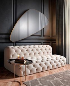 Espejo ORIO triangular oro 168 cm x 81 cm ambiente 2