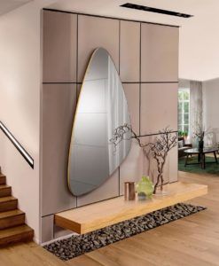 Espejo ORIO triangular oro 168 cm x 81 cm ambiente