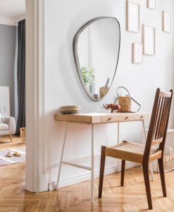 Espejo triangular ORIO plata 84 cm x 55 cm ambiente