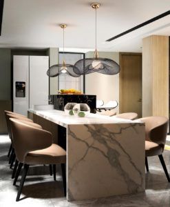 Lámpara colgante 1 luz FORMA oro y negro ambiente