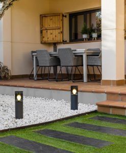 Baliza 40 cm altura gris oscuro y cristal fume KILA ambiente