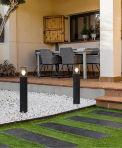 Baliza 70 cm altura gris oscuro KILA ambiente