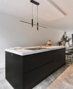 Lámpara lineal negra y dorada ESPARTA LED 50W ambiente