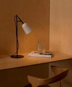 Lámpara de mesa blanca y negra STUDIO ambiente