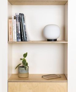 Lámpara de mesa negra y blanca AMELIA ambiente