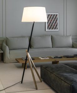 Lámpara de pie negra, beige y madera TREEWOOD ambiente