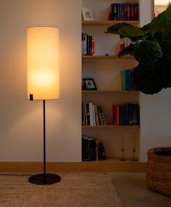 Lámpara de pie negra y blanco roto NILA ambiente