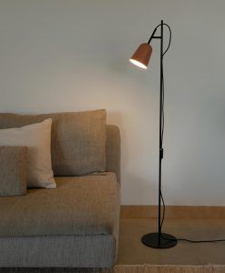 Lámpara de pie rosa y negra STUDIO ambiente